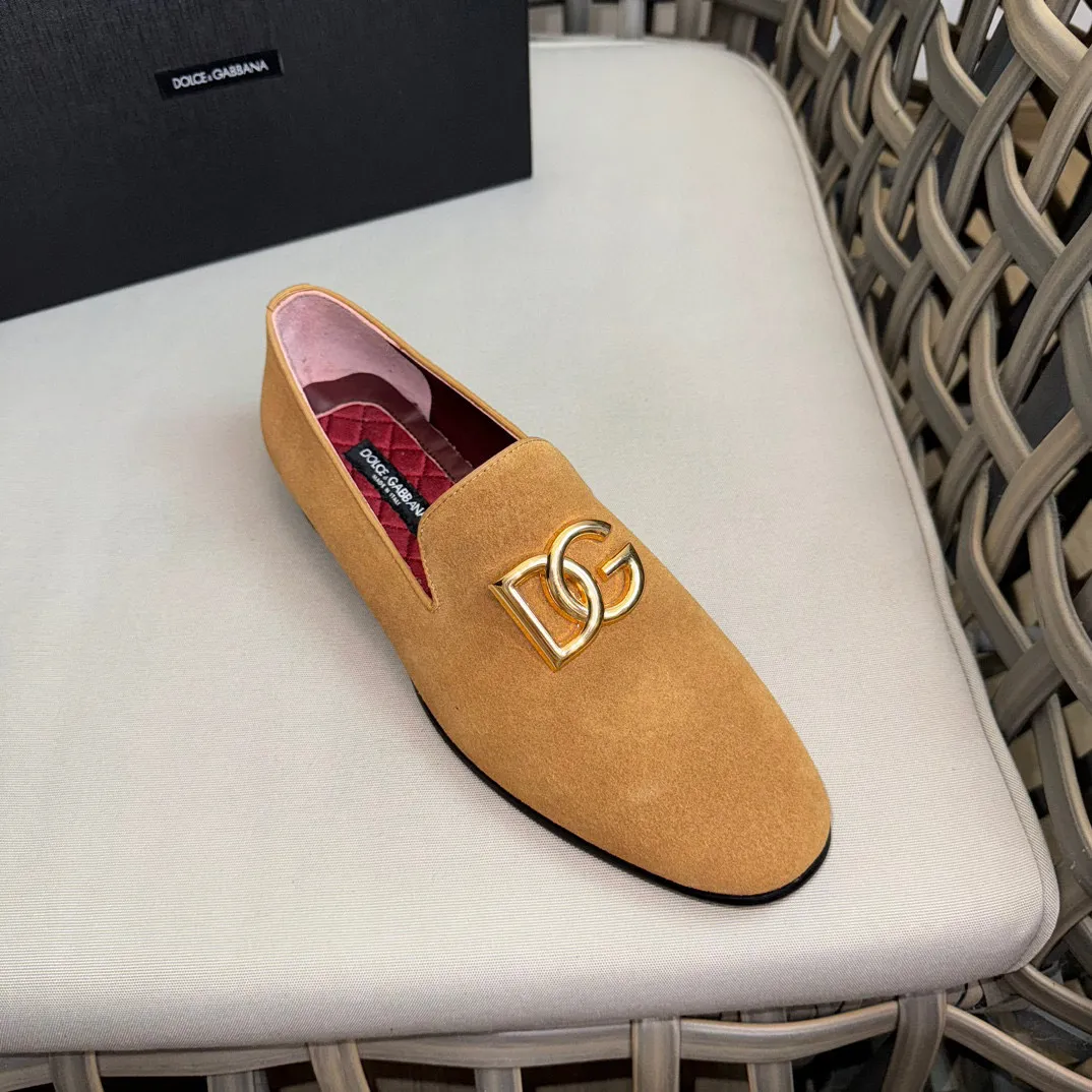 💰¥960 D&G cowhide moccasin loafers for men｜Embellished with DG hardware nameplate｜Made of imported calfskin｜Retro and shiny texture complement each other｜Release charming tones to outline a confident posture｜Imported calfskin + cowhide lining + Italian leather outsole Size: 39-44 (38.45 custom-made)